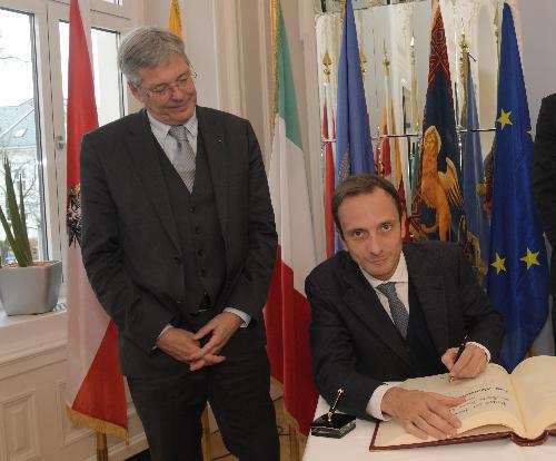 Il governatore del Friuli Venezia Giulia Massimiliano Fedriga e quello della Carinzia Peter Kaiser, in una foto d'archivio